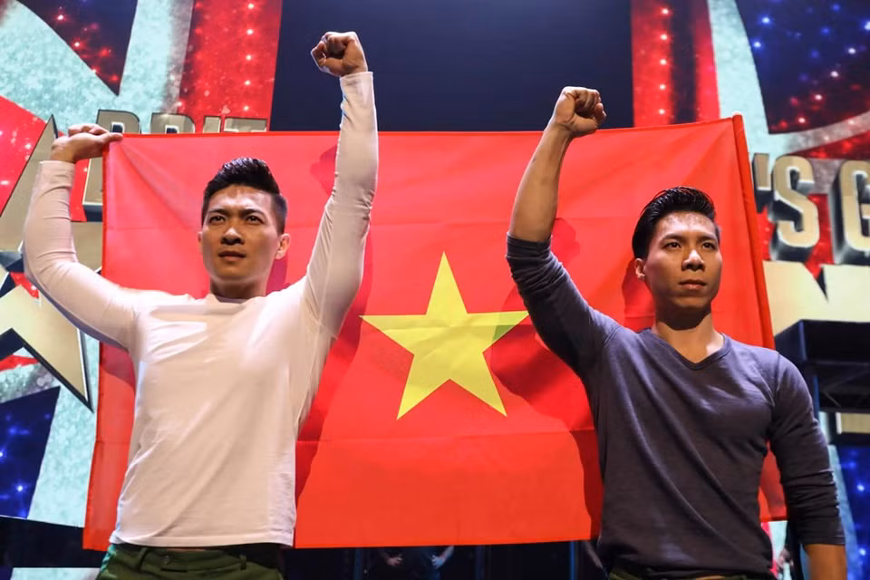Deux frères vietnamiens issus des arts du cirque, Giang Quoc Co (gauche) et Giang Quoc Nghiep.