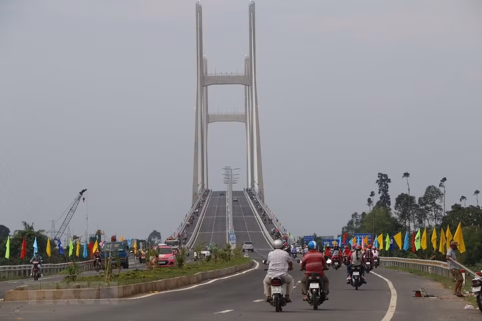 D’une longueur de plus de 2,01km, ce pont comprend 4 voies pour les 4 roues et 2 voies pour les 2 roues avec une vitesse maximale autorisée de 80km/heure.