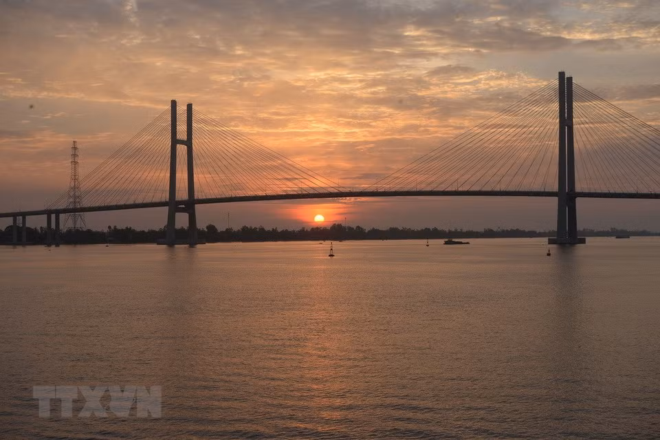 Après plus de 4 ans de travaux, le pont à haubans Cao Lanh enjambant le fleuve Tien reliant district de Lap Vo et la ville de Cao Lanh, province de Dong Thap, dans le delta du Mékong a été inauguré le 27 mai et mis en service officiellement pour célébrer les 45 ans des liens diplomatiques Vietnam-Australie.