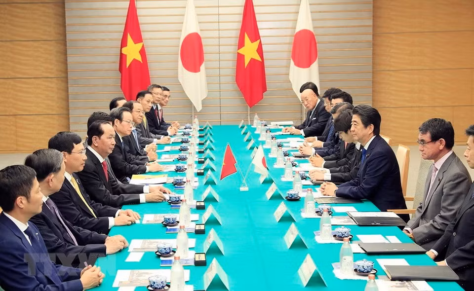  Entretien entre le président vietnamien Tran Dai Quang et le Premier ministre japonais Shinzo Abe. 
