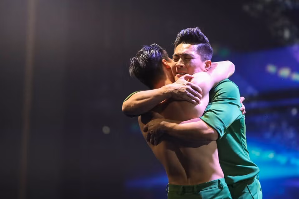 Le bonheur de deux frères artistes du cirque après leur performance.