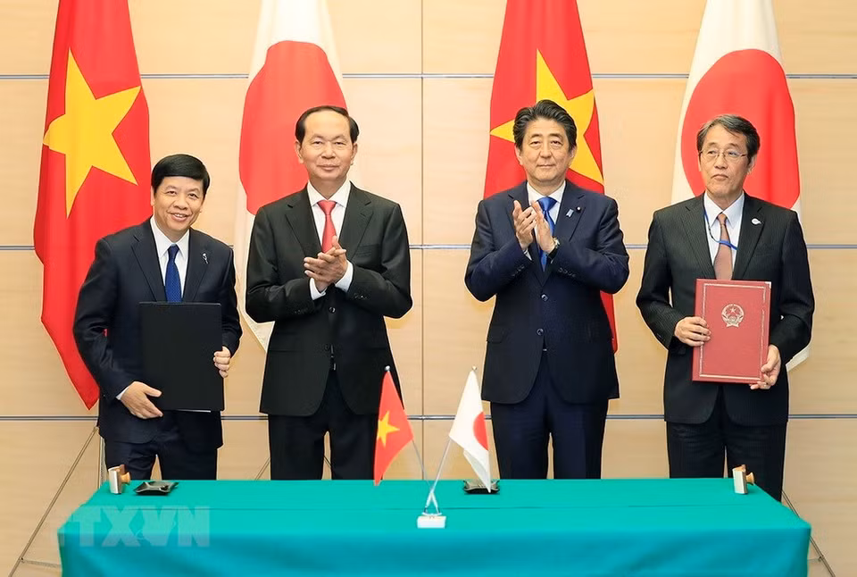 Tran Dai Quang et Shinzo Abe assistent à la cérémonie de l’échange de note diplomatique sur l’aide non-remboursable accordée au projet de réparation des conduites d’eaux usées appliquant la technologie de résonance plasmonique de surface (SPR) à Ho Chi Minh-Ville. 