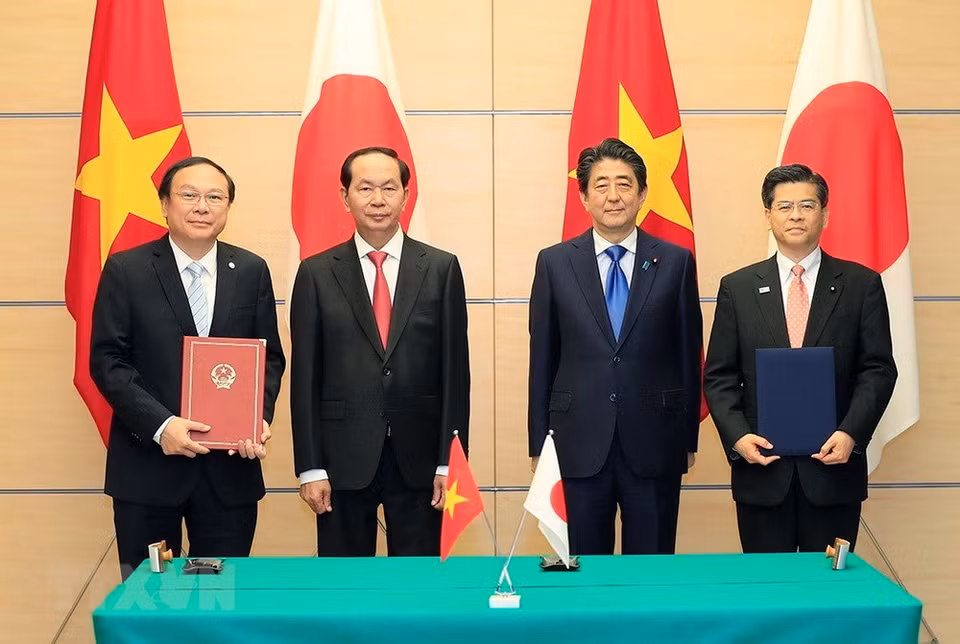  Tran Dai Quang et Shinzo Abe assistent à la cérémonie d’échange de notes diplomatiques entre les gouvernements vietnamien et japonais. 