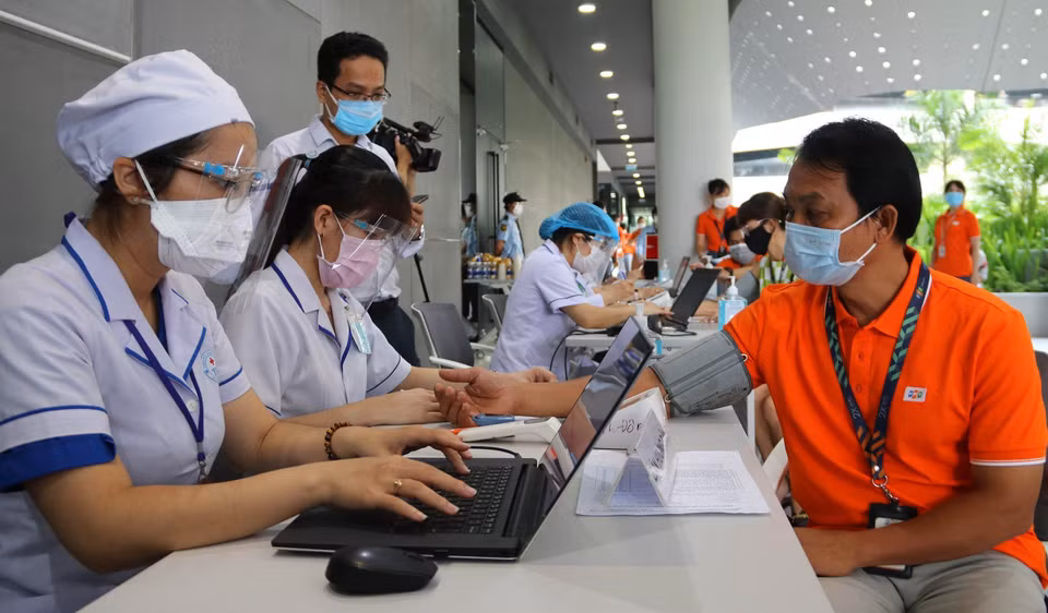  Un salarié de la Sarl FPT Software accueilli par une infirmière qui prendra ses informations, permettant de s’assurer qu’il peut être vacciné. Photo : VNA