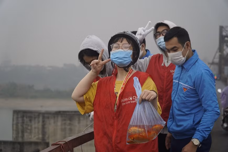 Ce sont des activités significatives de jeunes volontaires hanoiens, contribuant à protéger l’environnement de la ville. Ces derniers temps, les déchets plastiques ont commencé à se répandre dans de nombreux lieu de la ville, rendant le traitement environnemental de la capitale difficile. La raison principale de la résurgence des déchets plastiques est due à l'habitude de l'utilisation de plastique à usage unique des personnes. Pour résoudre cette situation, Hanoï doit continuer à accélérer des solutions en vue de réduire l'utilisation, traiter des déchets plastiques, renforcer la protection de l'environnement et la santé de la population. De plus, la ville doit également appliquer des sanctions sur la fourniture et l'utilisation des produits en plastique pour certains modèles commerciaux ; et même limiter l'abus des sacs et produits en plastique. Photo : VietnamPlus