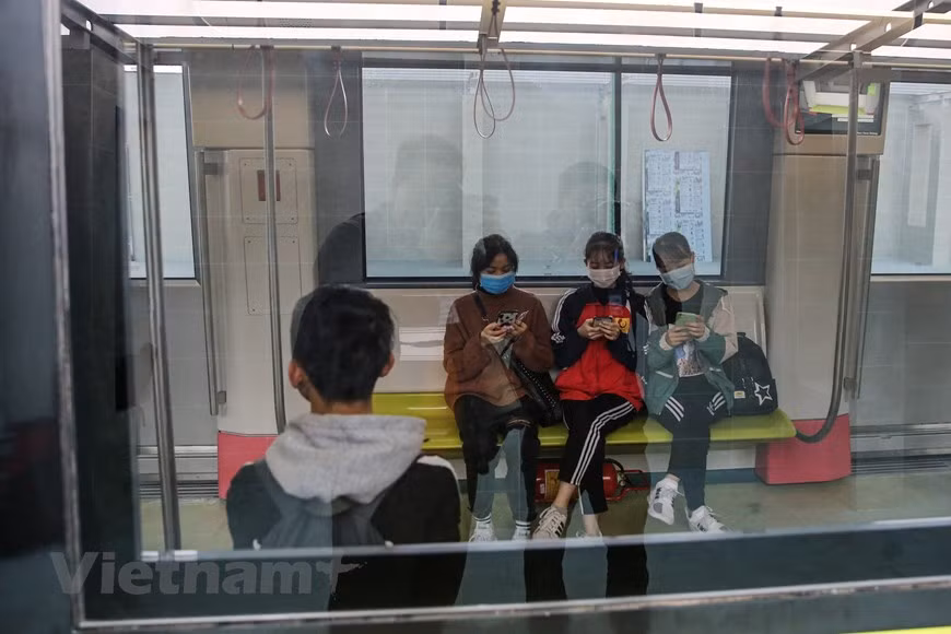 La ligne ferroviaire urbaine No3 de Hanoi (tronçons Nhon–Gare de Hanoï) mesure de 12,5 km de longue. Elle doit transporter 8 600 passagers par heure et par direction dans un premier temps, avant de transporter jusqu’à 23.900 personnes par heure. Elle doit ainsi permettre d’économiser 20.000 tonnes équivalent CO2 d’émissions de gaz à effet de serre par an et contribue à la lutte contre le changement climatique. Une attention toute particulière a été apportée au design pour proposer des couleurs harmonieuses à l’intérieur et à l’extérieur du train – inspirées du fruit du dragon et du vert des rizières du Vietnam. Les rames sont dotées de larges portes pour faciliter la circulation des passagers, d’un espace pour les personnes à mobilité réduite, ainsi que de barres ergonomiques et faciles à saisir. Les rames sont totalement électriques, avec des caisses en aluminium léger. Photo : VietnamPlus 