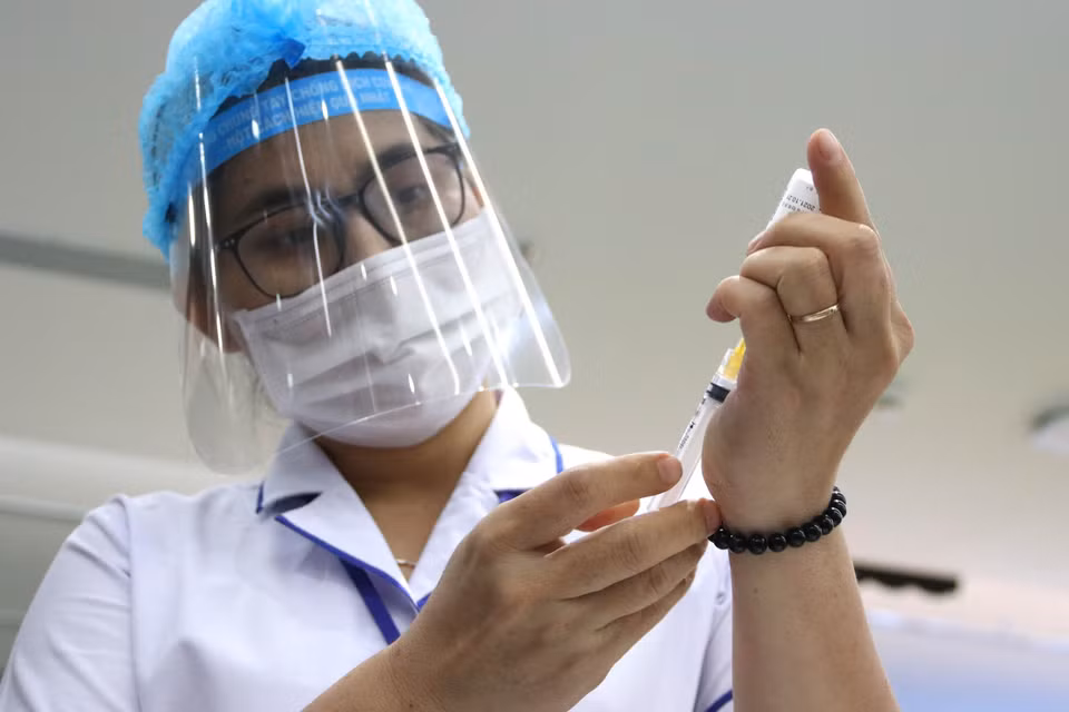 Préparation d'une dose de vaccin anti-Covid-19 à la Sarl FPT Software à Hô Chi Minh-Ville. Photo : VNA