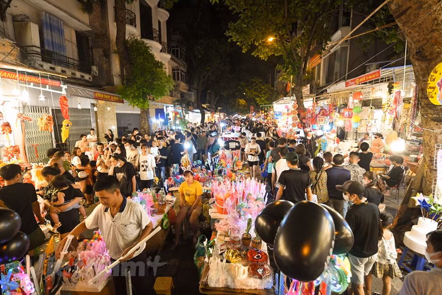 Aujourd’hui, tout en encourageant l’affection pour les enfants, la fête de la lune de la mi-automne promeut aussi l’éducation, la poésie, la danse, les arts et l’artisanat. Les familles vietnamiennes vivant à l’étranger aimeraient ramener leurs enfants dans leur pays au moment du festival de la pleine lune, l’un des plus importantes au Vietnam. Beaucoup d’entre elles organisent elles-mêmes leur célébration dans le pays où elles vivent pour rappeler aux enfants leurs origines et leur culture nationale. Au Vietnam, les touristes étrangers sont chaleureusement accueillis pour participer à ce festival si spécial. Photo: VietnamPlus 