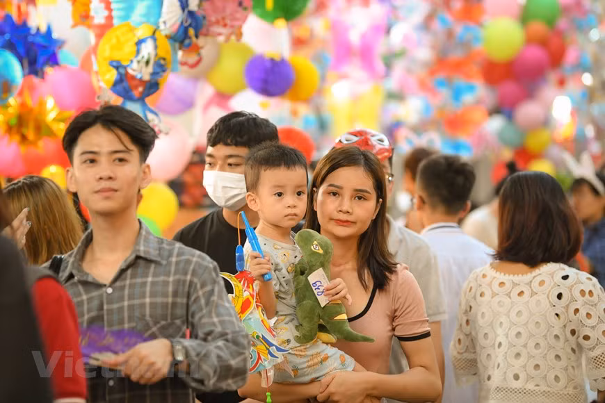 La Fête de mi-automne célèbre aussi la récolte, car de nombreux Vietnamiens vivent encore dans les zones rurales et travaillent comme agriculteurs. La Fête de la Mi-automne marque ainsi la fin du travail dans les champs et le retour auprès des êtres chers. La soirée de Mi-automne appelle donc à profiter de sa famille à contempler la pleine et magnifique lune tout en dégustant des petits morceaux “gâteau de lune” avec du thé, son compagnon privilégié. Depuis longtemps, offrir des gâteaux de lune à sa famille est une tradition bien ancrée dans la culture vietnamienne. Ce gâteau individuel, généralement rond voire carré est décoré de motifs en reliefs et est composé de deux parties. La première partie est la pâte et la deuxième est la farce. Il existe différent parfums mais les plus connus sont composés de graines de lotus et de pâte à de haricot rouge notamment. Au centre du gâteau on retrouve le jaune d’oeuf salé qui fait sa particularité. Photo: VietnamPlus 