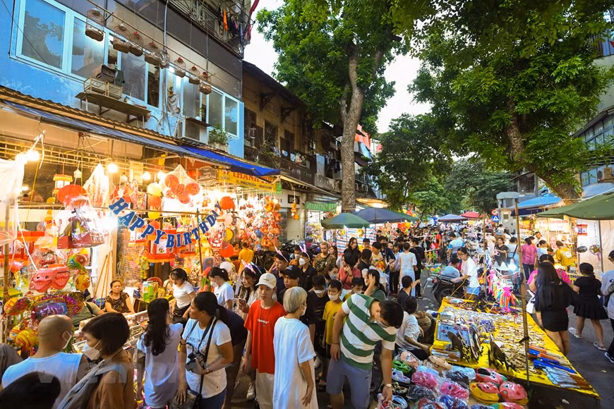 Le Vieux quartier de Hanoï est une destination familière pour les habitants de la capitale, encore plus pendant la fête de la pleine lune. Quelques jours avant le jour de la Fête, les tambours se font entendre dans les quartiers résidentiels où s’animent joyeusement les spectacles de danse de la licorne. Bien qu’elle soit moins présente de nos jours, cette activité reste l’un des symboles et l’un des moments les plus attendus de la Fête. De la ville jusqu’à la campagne, s’installe alors en plein air le théâtre d’un groupe de danse de licorne. L’audience ne manque jamais de donner aux danseurs l’argent de la chance (« Li Xi », donnée dans une enveloppe). Photo: VietnamPlus 