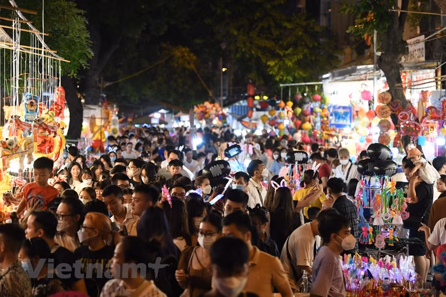 La rue Hang Ma est l’une des destinations les plus appréciées pendant la saison de la Fête de la Mi-automne. Cet endroit réunit des vendeurs qui proposent une large gamme de produits destinés à cette occasion tels que des décorations, des jouets, des lanternes, des masques en papier d'animaux, etc. À 19 heures, la rue Hang Ma était remplie de monde. De nombreuses familles choisissent les rues du Vieux quartier de Hanoï pour profiter de l’atmosphère de la Fête de la Mi-automne chaque année. Même si les familles savent que l’endroit sera très fréquenté, elles continuent à venir ici par tradition pour célébrer la fête de la pleine lune. C’est en effet vraiment dans ces rues que se retrouve l’atmosphère de fête. Photo: VietnamPlus 