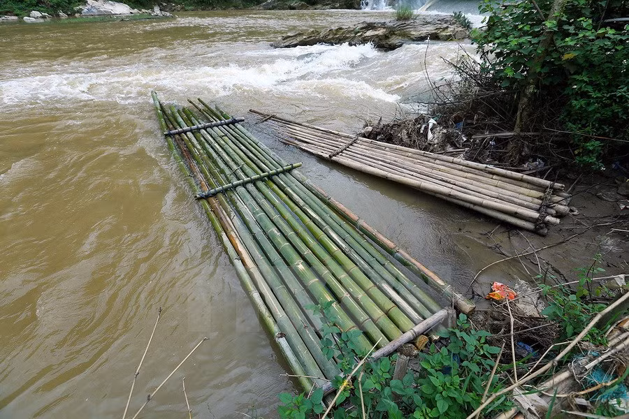 Des radeaux de bambou, l'unique moyen pour traverser la rivière. Photo: VNA 