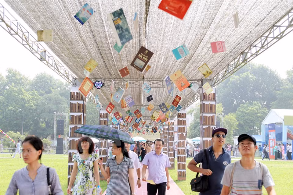La route du livre dans l’enceinte de l’ancienne citadelle impériale de Thang Long. 