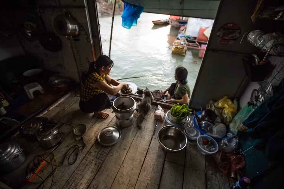 Cuisine d'un foyer du village de pêcheurs. Photo: VNA