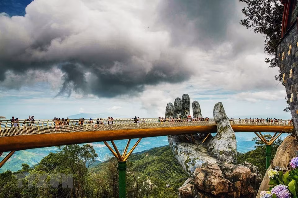 Ce pont captive les touristes avec son aspect saisissant, la structure du pont étant tenue par deux mains géantes. Perché à 1.400m d’altitude et d’une longueur de 150m, le Golden Bridge est considéré par tous comme une œuvre architecturale spectaculaire. 