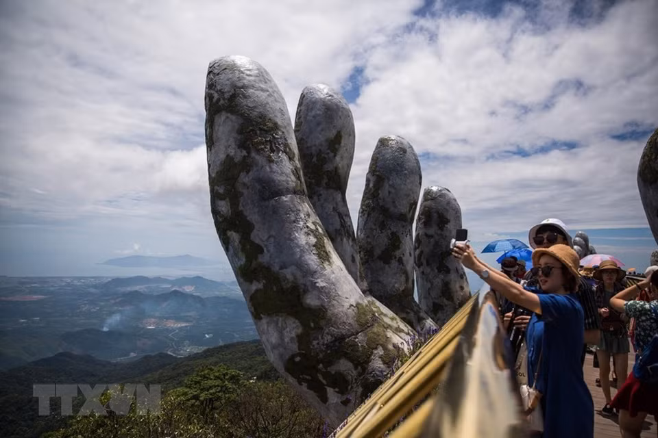 Le pont d’Or (Golden Bridge ou Câu Vàng en vietnamien), dans la zone touristique Bà Nà Hills, à Da Nang (Centre), vient d’être désigné comme l'un des ponts piéton les plus impressionnants au monde par le quotidien britannique The Guardian .