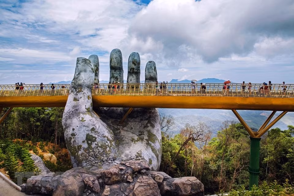 Sur ce pont, les touristes peuvent admirer un panorama magnifique.