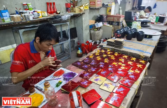 Le village de laque poncée de Tuong Binh Hiêp fait vivre une centaine d’habitants locaux.