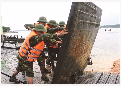 Installer un pont flottant en prévisions de futures crues.