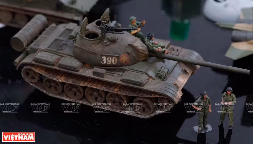 La maquette du tank T54 N°390 est la plus intéressante de la collection Hoang Quang. Il s’agit d’un des tanks qui sont entrés dans le Palais de l’indépendance, le 30 avril 1975, symbolisant la chute du régime de Saigon. Photo : VNP