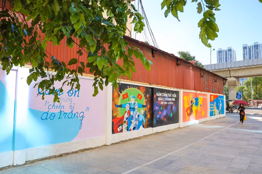 Grâce à ces peintures, la rue est plus vivante. C'est aussi un message de remerciements aux forces médicales qui se trouvent en première ligne dans cette lutte contre le COVID-19. Depuis plus d’un an, l’esprit de solidarité de la nation vietnamienne se montre dans de nombreuses actions. On peut citer tout d’abord les vols de Vietnam Airlines qui ont été affrétés pour rapatrier des ressortissants vietnamiens depuis des foyers épidémiques. La population a pu voir aussi le dévouement d’un grand nombre de médecins, d'infirmières, de soldats, de policiers..., pour prévenir le risque d’infection dans tout le pays. Toutes ces femmes et ces hommes sont prêts à se sacrifier pour protéger leurs compatriotes. Chacun garde ainsi un souvenir ému des images des soldats cédant leurs casernes et leurs lits aux personnes mises en quarantaine. Photo : VietnamPlus