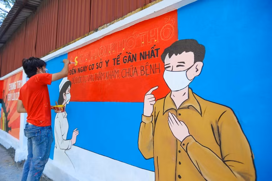 Les couleurs sont vives… et les slogans sont percutant: "Combattons ensemble la crise sanitaire", "Pour un monde sans Covid-19" ou encore "Prévenir, dépister, isoler, contenir la pandémie". Les habitants sont appelés à respecter pleinement les gestes barrières, notamment à porter en permanence le masque dans les lieux publics. Les médecins, - les héros en blouse blanche -, sont tous à l’honneur. "La force du Vietnam" est inspirée des belles images du peuple vietnamien pendant une période très difficile, celle de l'épidémie de Covid-19. "La force du Vietnam" (en vietnamien : Sức mạnh Việt Nam) ont ému des millions des Vietnamiens. - VietnamPlus