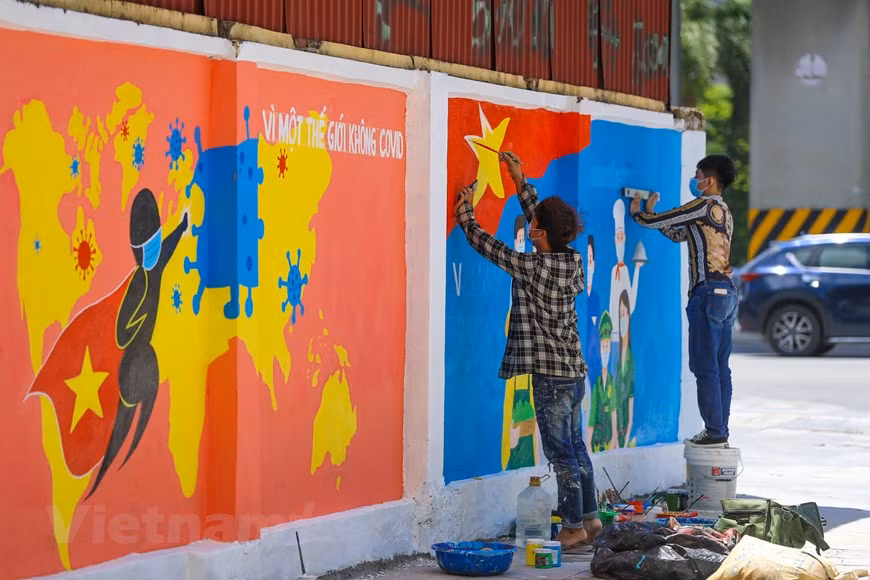 Dans le contexte où tout le pays redouble d’efforts pour lutter contre l’épidémie de Covid-19, ces œuvres artistiques deviennent un moyen de propagande et d'encouragement efficace à la lutte contre la pandémie. Le secrétaire du Comité municipal du Parti, Dinh Tiên Dung, a demandé aux habitants locaux de ne pas être subjectifs mais aussi de ne pas s'inquiéter trop car Hanoï contrôle toujours bien la situation épidémique. La ville a décidé de passer au plus haut niveau d’alerte au coronavirus. À partir de 12h00 le 25 mai, les restaurants, les établissements de restauration sur place et les salons de coiffure ont temporairement été fermés. Les activités de loisirs, d'exercice physique et de rassemblement dans les lieux publics comme jardins, parcs... sont interdites. Photo : VietnamPlus