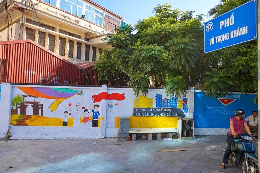 La route des peintures murales anti-Covid-19 a été terminée. La route mesure près de 100 m de long avec 10 peintures murales. Des fresques visant à propager la prévention de l'épidémie de Covid-19 ont été réalisées par les peintres dans le contexte où la Permanence du Comité du Parti de Hanoï a ordonné de renforcer les mesures de prévention et de contrôle de l'épidémie. Hanoï fait tout son possible pour contrôler la situation épidémique, en se concentrant sur l'isolement des zones où sont découverts les cas d’infection, en protégeant les gens et en empêchant l'épidémie de pénétrer dans des lieux sûrs, a affirmé le secrétaire du Comité municipal du Parti, Dinh Tiên Dung. Photo : VietnamPlus