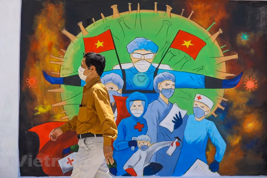 Le Vietnam est actif et responsable dans la prévention et le contrôle de l’épidémie. Selon des experts, face au développement complexe de l'épidémie de Covid-19, le Vietnam a mis en œuvre une série de mesures rigoureuses et efficaces pour prévenir et contrôler l'épidémie, tout en encourageant les gens à suivre le message anti-épidémique 5K - Khâu trang (Masque), Khu khuân (Désinfection), Khoang cach (Distance), Không tu tâp (Sans rassemblement) et Khai bao y tê (Déclaration de l’état de santé) - dans la nouvelle normalité. "Il est temps pour nous d’apprendre à coexister en toute sécurité avec la pandémie de Covid-19 pour réaliser le double objectif de développement économique et de lutte contre le coronavirus. Suivre strictement le message 5K est un "bouclier d’acier" contre la pandémie de Covid-19. Photo : VietnamPlus