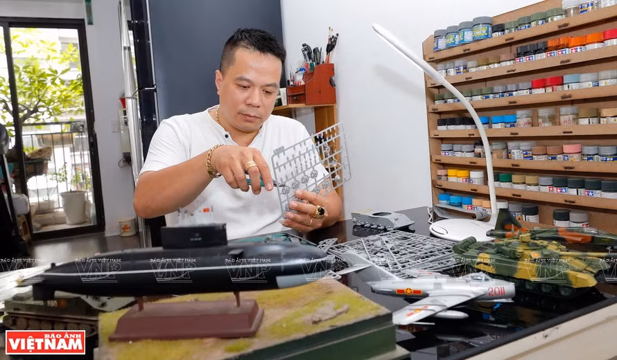 Un passionné de maquettes de matériels militaires depuis 10 ans. Photo : VNP