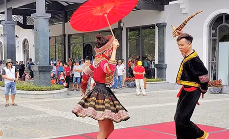Une danse folklorique interprétée par les minoritaires ethniques vient agrémenter le voyage.