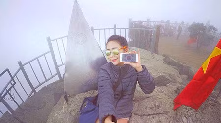 Après 15 minutes en cabine, on arrive au sommet du Fansipan, le toit de l’Indochine qui culmine à 3143m. Pour cette touriste sud-coréenne, c'est la joie de la conquête ! 