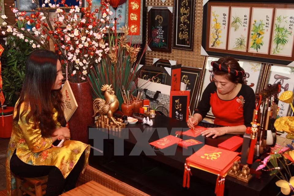 Chaque calligraphe a ses qualités. Les uns, plus âgés, sont fidèles au papier pourpre et à l'encre de Chine d'un noir de jais, les autres, plus jeunes, innovent avec un style calligraphique associant peinture et paysages.