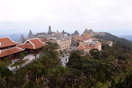 Situé à 40km à l’ouest du centre-ville de Dà Nang, Bà Nà est depuis longtemps une adresse incontournable pour les couples désireux d’immortaliser leur histoire d’amour dans un cadre romantique.