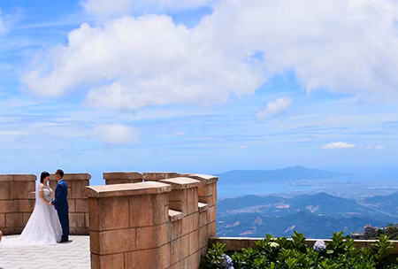 Quoi de plus transcendant pour les couples que de marquer l’instant de leur union éternelle par une collection de photos prises à 1.482m d’altitude, au sommet de Bà Nà!
