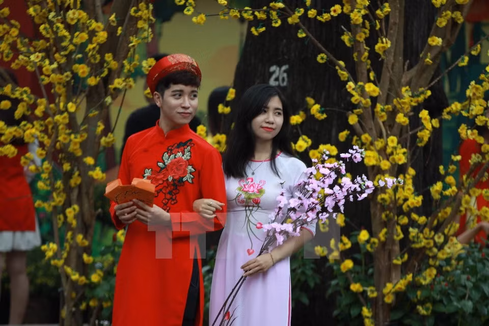 Les rues des lettrés calligraphes attirent de nombreux visiteurs qui demandent une calligraphe. Il s’agit d’un beau trait culturel des Vietnamiens que l’on voit souvent durant le Têt. 