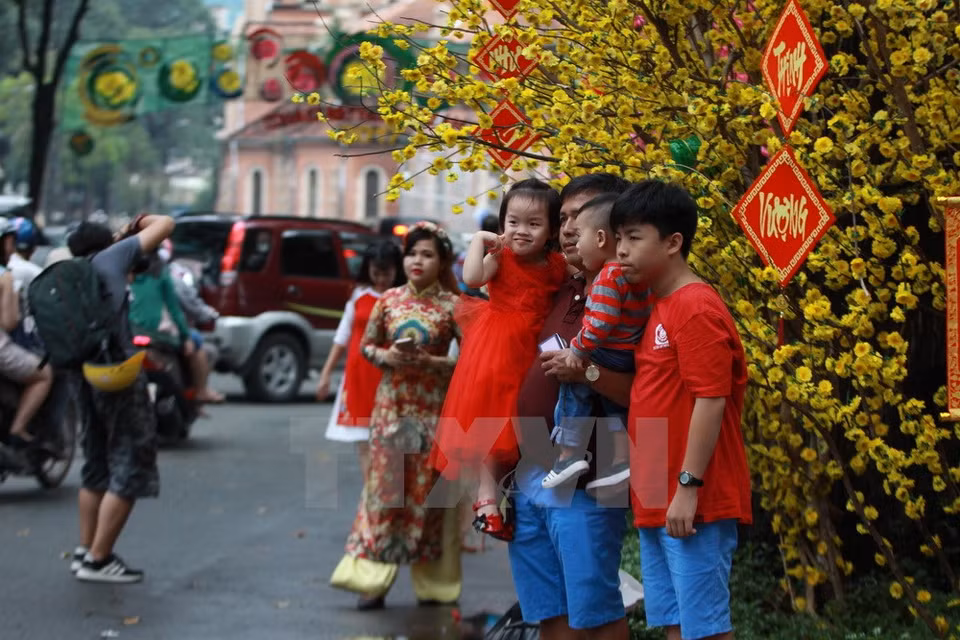 Les familles visitent les rues des lettrés calligraphes pour demander une calligraphie. 