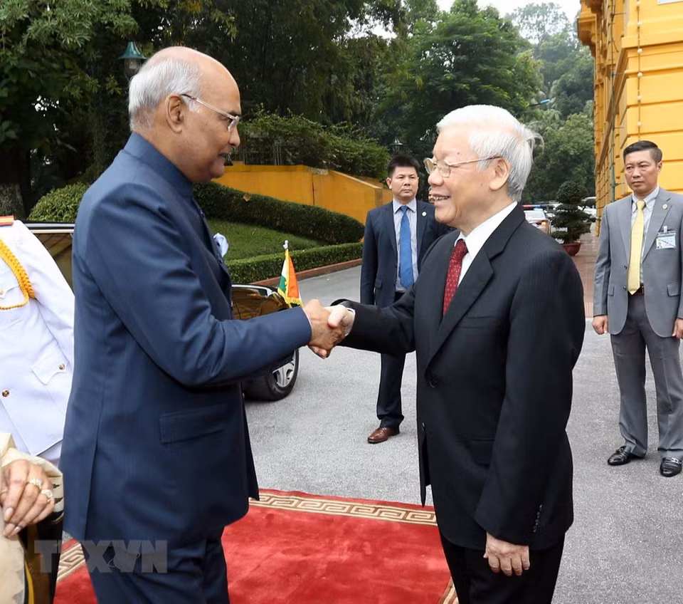 Le président indien est accueilli par le secrétaire général du Parti communiste du Vietnam et président Nguyen Phu Trong. 