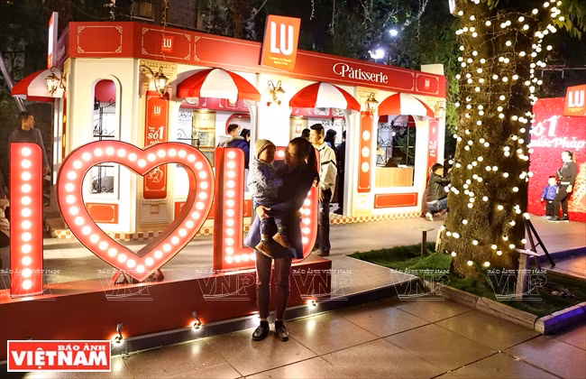 La “Balade en France” permet aux visiteurs de découvrir la culture française à travers plus de 60 stands de plusieurs restaurants et entreprises français au Vietnam.