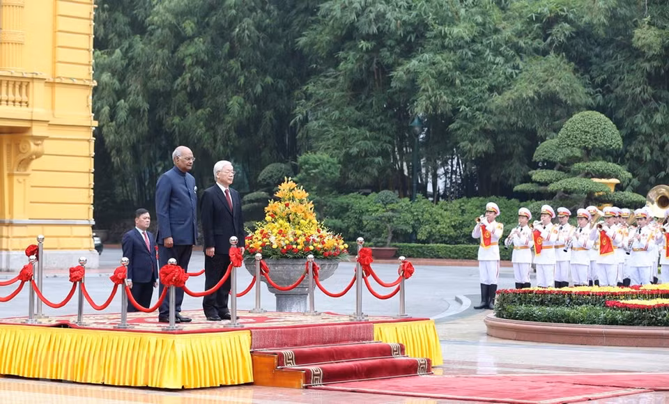 La cérémonie d'accueil officielle du président indien, de son épouse et de la délégation l'accompagnant a été solennellement organisée au Palais présidentiel selon les rites les plus solennels accordés aux chefs d'État.