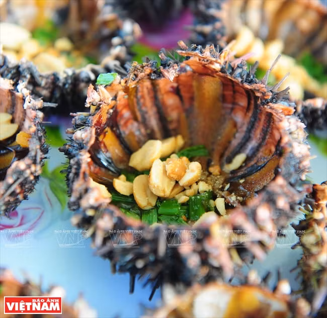 Les touristes peuvent déguster des fruits de mer frais préparés par les habitants. 