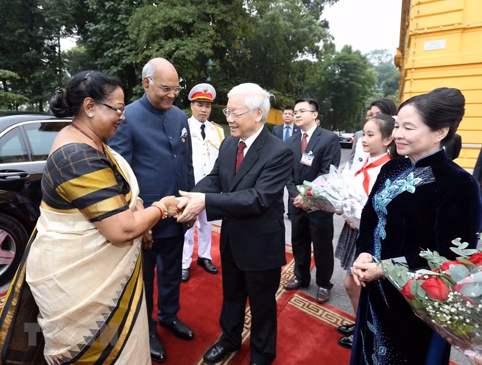Le président indien et son épouse ont été chaleureusement accueillis par le secrétaire général du Parti communiste du Vietnam et président Nguyen Phu Trong et de son épouse. 