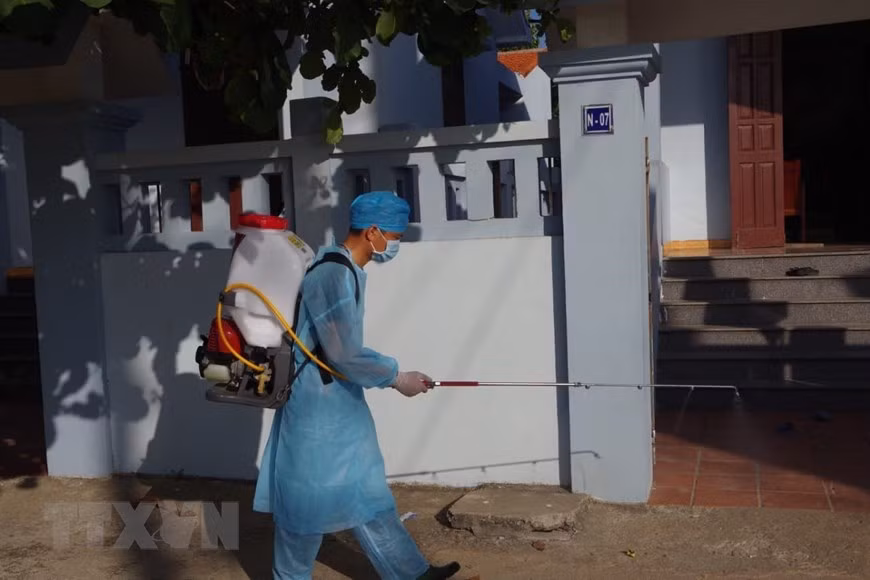 La désinfection est effectuée régulièrement pour prévenir l'épidémie de COVID-19. Photo: VNA