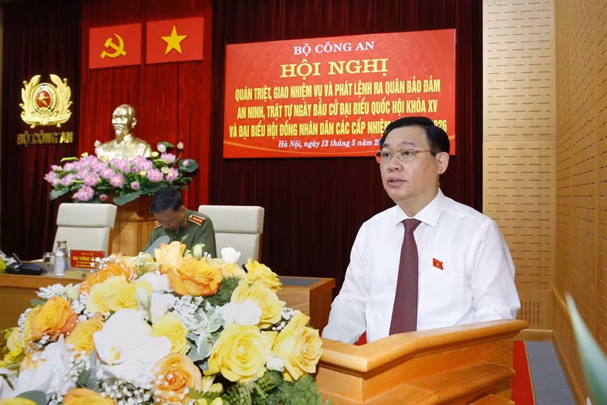 Le président de l'Assemblée nationale Vuong Dinh Hue s'exprime lors de la conférence. Photo: VNA