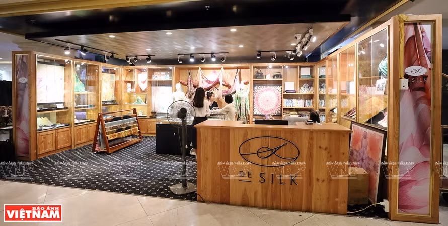 Dans une boutique présentant des produits en soie de DeSilk à Hanoï. Photo: Vietnam Illustré