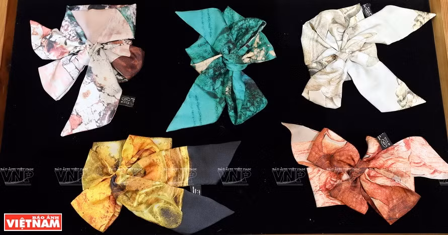 Des foulards en soie de luxe de DeSilk. Photo: Vietnam Illustré