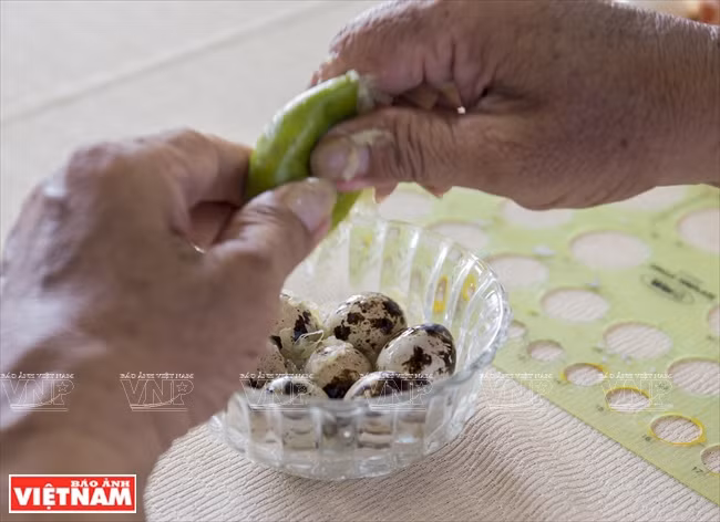 Les œufs trempent dans le jus de citron pendant trois minutes pour désodoriser