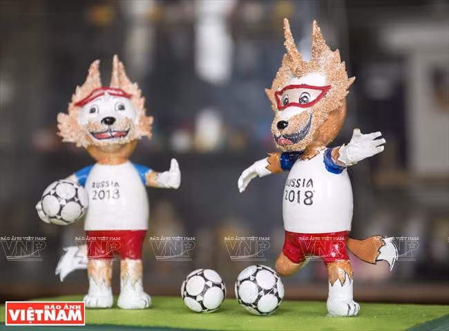 Deux illustrations du loup Zabivaka en coquilles d'oeufs 