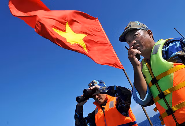 La police maritime du Vietnam affirme la souveraineté maritime et insulaire du Vietnam sous le drapeau sacré de la Patrie.