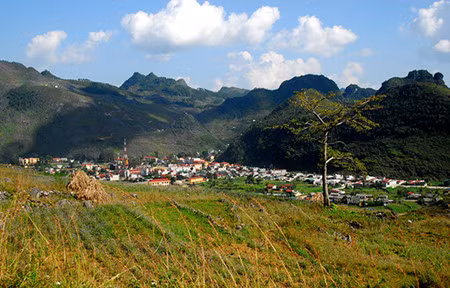Les vestiges du domaine des Vuong sont une destination incontournable pour les visiteurs. Bordant la route du Bonheur, ils se trouvent à 14km du bourg de Dông Van.